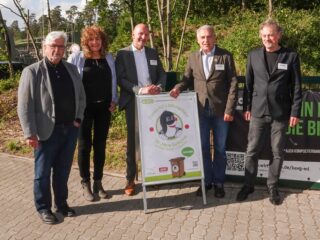 Referenten präsentieren Jubiläumsplakat 30 Jahre Biotonne