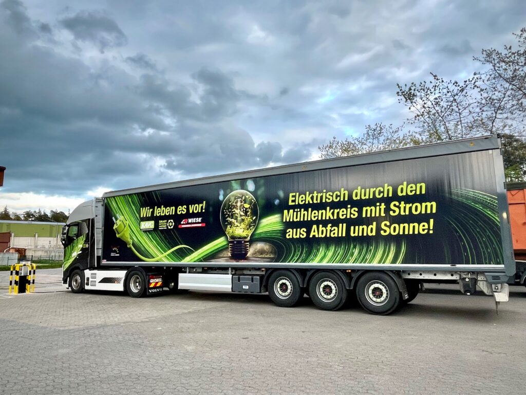 E-LKW der KAVG an der Ladestation im Ressourcenzentrum Pohlschen Heide in Hille