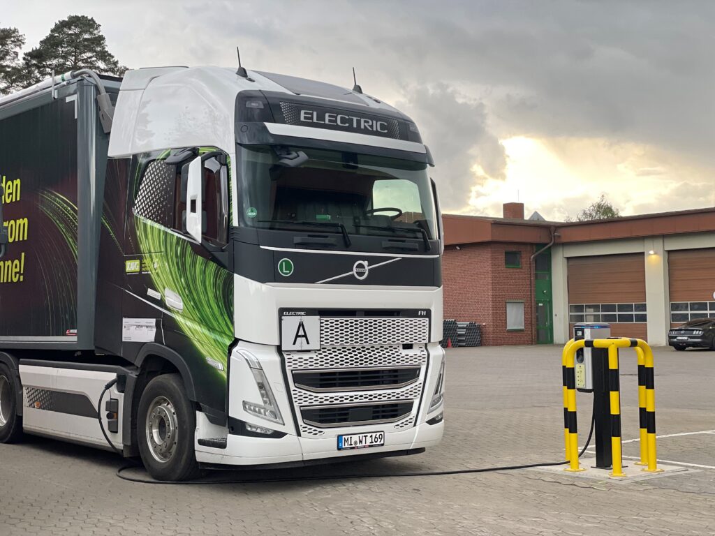 E-LKW der KAVG an der Ladestation im Ressourcenzentrum Pohlschen Heide in Hille