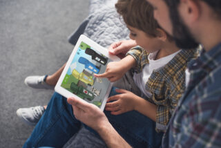 Das #wirfuerbio Sortierspiel auf dem Tablet mit Vater und Kind
